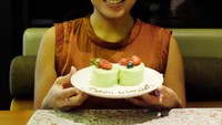 Wanita 42 tahun ini tersenyum manis saat mendapat kejutan birthday dinner dari sang suami. Thank you for the sweetest birthday dinner, @rezagunawan, tulis Dee. Foto: Instagram deelestari