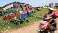 Sebuah bangkai bus Metromini terparkir di Pool Bus Dinas Perhubungan DKI Jakarta, Rawa Buaya, Jakarta, Kamis (15/3/2018).