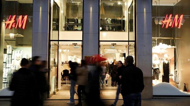 FILE PHOTO: People walk past the windows of an H&M store in Barcelona, Spain, December 30, 2016. REUTERS/Regis Duvignau/File Photo