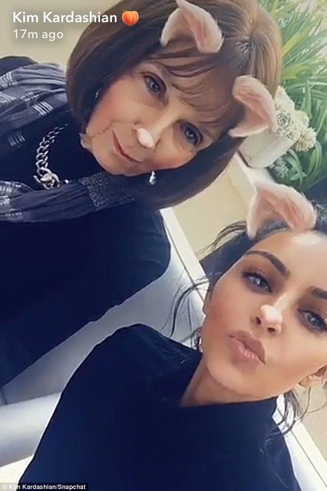 Kompak bersama Kim Kardashian. Sang nenek pun terlihat kekinian dengan filter Snapchat.  Foto: Instagram