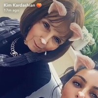 Kompak bersama Kim Kardashian. Sang nenek pun terlihat kekinian dengan filter Snapchat.  Foto: Instagram
