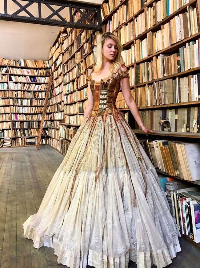 Salah satu buah karya mereka berupa gaun off-shoulder bersiluet ball-gown dengan rok megar nan dramatis, tentu dengan sampul buku kuno sebagai bahan utama. Foto: dok. BoredPanda