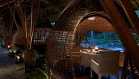 Di Kubu at Mandapa ini Anda bisa menikmati makanan sambil mendengar suara aliran air. Bangunannya dibuat dari bambu dan berada di pinggir sungai Ayung yang indah. Suasananya makin romantis karena tempat Anda makan terasa lebih privat. Foto: Kubu at Mandapa