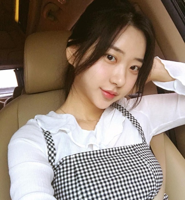 Pada beberapa postingan fotonya di Instagram ia tak enggan memperlihatkan wajahnya yang polos tanpa riasan. Foto: Instagram