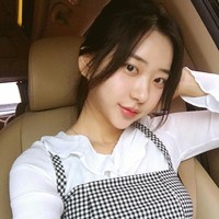 Pada beberapa postingan fotonya di Instagram ia tak enggan memperlihatkan wajahnya yang polos tanpa riasan. Foto: Instagram