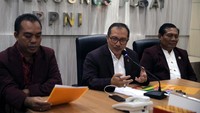Franz Onggang Wakil Ketua Bidang Pendidikan dan Pelatihan, Toto Sugianto Wakil Ketua Bidang Kerjasama Antar Lembaga Dalam Negeri dan Ketua Harif Fadillah Ketua DPP Persatuan Perawat Nasional Indonesia saat memberikan keterangan kepada wartawan di Jakarta, Kamis (15/3/2018).