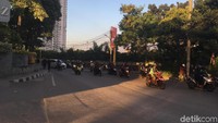 Jadi diduga surat kendaraannya tidak berlaku, makanya diberhentikan. Tapi, tiba-tiba dia menabrak, ucap Plt Kanit Laka Lantas, Satwil Jakarta Barat, Ipda Suyudi, saat dihubungi detikcom, Kamis (15/3/2018).