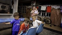 Hidup anak-anak pengungsi kini lebih baik di Indonesia, jauh dari perang dan bisa bebas bermain menikmati masa kanak-kanak mereka. Namun, kepastian mendapat akses ke pendidikan masih belum sepenuhnya mereka dapatkan. (Foto: Dok. Antara Foto)