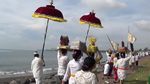 Potret Umat Hindu Ikuti Upacara Melasti di Pantai Padanggalak