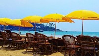 Pantai Palolem juga tak kalah cantik dari Colva. Palolem juga punya pasir selembut tepung dan berwarna putih. Tapi yang paling populer adalah silent disco-nya. Traveler akan diajak bergoyang dengan headphone! (caniacompa/Instagram)