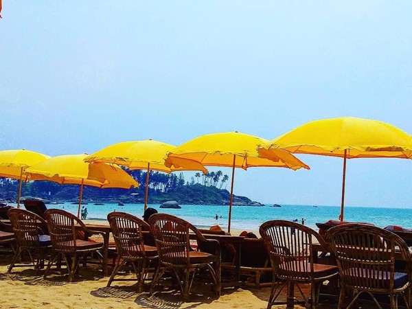 Pantai Palolem juga tak kalah cantik dari Colva. Palolem juga punya pasir selembut tepung dan berwarna putih. Tapi yang paling populer adalah silent disco-nya. Traveler akan diajak bergoyang dengan headphone! (caniacompa/Instagram) Pantai Palolem juga tak kalah cantik dari Colva. Palolem juga punya pasir selembut tepung dan berwarna putih. Tapi yang paling populer adalah silent disco-nya. Traveler akan diajak bergoyang dengan headphone! (caniacompa/Instagram)