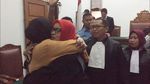 Foto: Tangis Bahagia Asma Dewi Divonis Ringan di Kasus Penghinaan