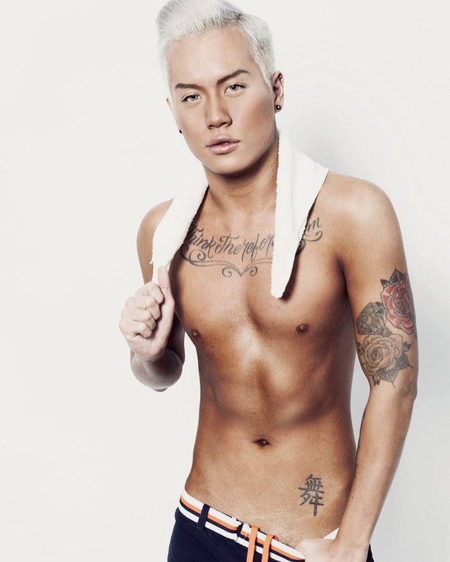 Jonny sempat ditolak dokter karena ingin menambahkan filler lagi di bibirnya yang menurutnya kurang besar. Menurut dokter, bibirnya sudah sangat besar dan bisa berbahaya jika terus disuntik filler. Foto: Instagram/@jonathandylan