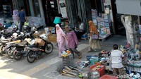 Selain PKL, trotoar di kawasan tersebut juga dijadikan tempat parki liar.