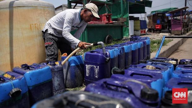 Penjual air bersih di depot pengisian air Muara Baru, Penjaringan, Jakarta Utara, 15 Maret 2018. Warga terpaksa membeli air bersih karena air tanah di daerah itu tak layak konsumsi.