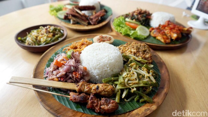 Ajengan Bali: Sedapnya Nasi Campur dan Bebek Goreng Ubud Ajengan Bali: Sedapnya Nasi Campur dan Bebek Goreng Ubud