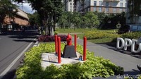 Kepala Operasional Damkar Jakarta Pusat Syarifudin mengatakan bahwa sesuai peraturan, hydrant harus berwarna merah.