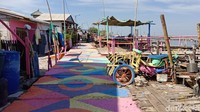 Perkampungan nelayan di Kamal Muara, Jakarta Utara, disulap jadi warna-warni. Kampung yang awalnya terlihat kumuh ini kini jadi lebih menarik.