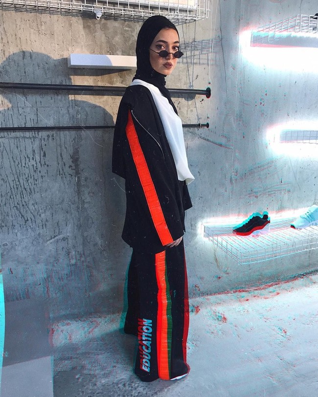 Mengikuti tren saat ini, ia pun pernah tampil mengenakan track suit. Jika dulu busana seperti ini dipakai untuk berolahraga, kini para fashion icon memakainya pada aktivitas sehari-hari. Foto: Instagram