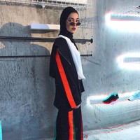 Mengikuti tren saat ini, ia pun pernah tampil mengenakan track suit. Jika dulu busana seperti ini dipakai untuk berolahraga, kini para fashion icon memakainya pada aktivitas sehari-hari. Foto: Instagram