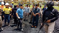Kerugian akibat penambangan Ilegal ini diperkirakan bisa mencapai Triliunan Rupiah yang harusnya bisa masuk ke Kas Negara. Usai sidak, Gubernur terus berkoordinasi dengan Menteri ESDM untuk penyelesaian masalah SDA ini, khususnya Perjanjian Karya Pengusahaan Pertambangan Batu Bara (PKB2B) dengan pemerintah pusat. Foto: dok. Pemprov Kalteng