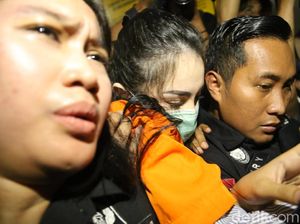 Tiba di Kejaksaan Negeri Jakarta Selatan, Jennifer Dunn Tertunduk
