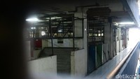 Pasar Tanah Abang Blok G tampak sepi. Banyak kios di pasar tersebut yang tutup.