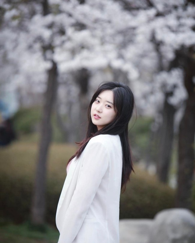 Fotonya yang mengenakan bikini itu jadi viral karena ia tampil menawan, glamor dan seksi tanpa make up. Foto: Instagram