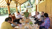 Di Yayasan Bambu Indonesia, Setnov berkumpul bersama anggota DPR lainnya sambil menikmati makanan. Ada kopi, teh dan berbagai makanan lain, termasuk lalap dan sambalnya. Foto: Instagram @s.novanto