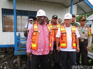 Di Asmat, Menteri Basuki Diminta Warga Permak Lapangan Voli