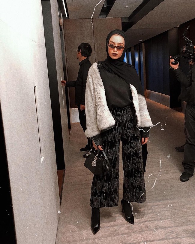 Hadir di acara-acara formal, gaya kasualnya ia sulap menjadi lebih spektakuler seperti dengan memakai busana berbulu, atau berbahan beludru. Foto: Instagram