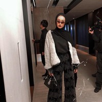 Hadir di acara-acara formal, gaya kasualnya ia sulap menjadi lebih spektakuler seperti dengan memakai busana berbulu, atau berbahan beludru. Foto: Instagram