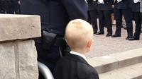 Saat Fronczak hadir di upacara pemakaman Anggota Polisi Jacob Pickett (Foto: Dok. CNN)