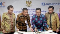 Penandatanganan perjanjian kerja sama Perusahaan tersebut adalah Jamkrindo dan Askrindo yang digelar di Jakarta, Kamis (15/3). Foto: dok. Askrindo