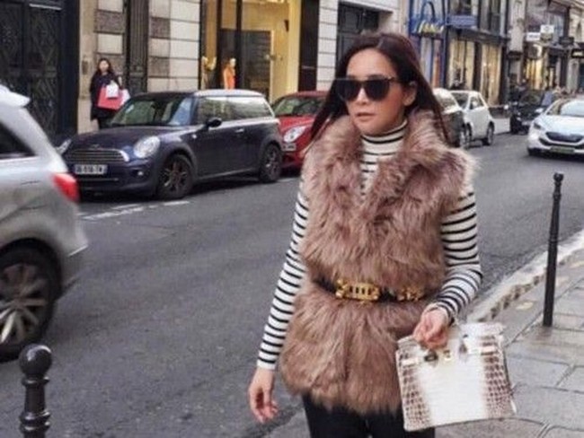 Maia Estianty termasuk salah satu selebriti Indonesia yang memiliki koleksi tas Hermes. Dan dia pun memiliki tas Hermes Birkin Himalayan Crocodile seharga Rp 2 miliar yang tampak dipakainya saat liburan ke luar negeri di foto ini. Foto: Instagram