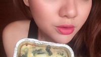 Meski hobi kulineran, tapi Vicky tetap menjaga kesehatan dan bentuk tubuhnya dengan menjalankan pola diet ketogenik. Foto: Instagram @vickyshu