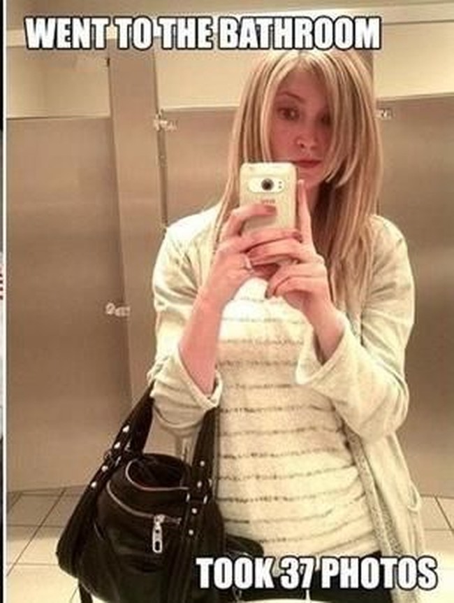 Setuju nggak, kalau toilet di mall adalah tempat paling pas untuk selfie. Its about the perfect lighting, gals! Foto: Istimewa