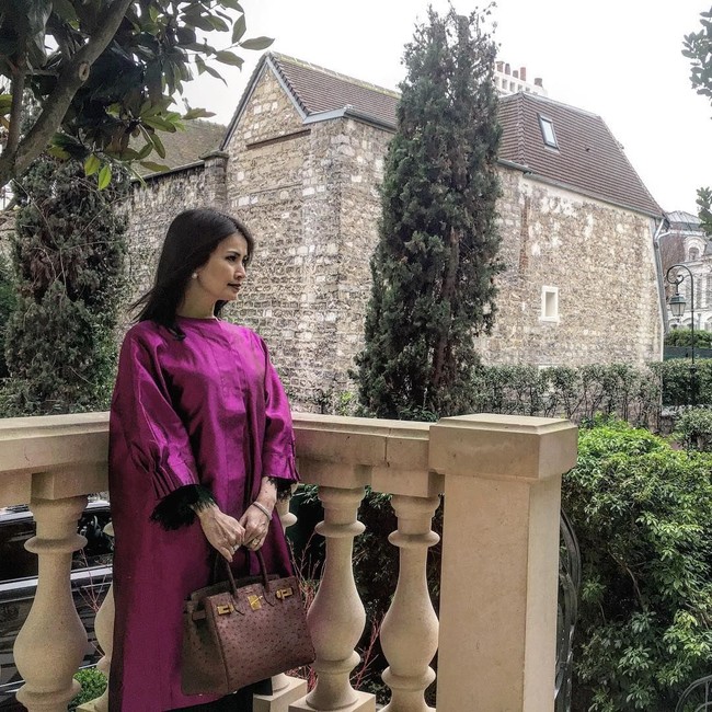 Berpose elegan dengan coat berwarna fuschia saat liburan ke Eropa, Liliana Tanoesoedibjo terlihat menenteng tas Hermes Birkin Ostrich seharga Rp 500 jutaan. Foto: Instagram/liliana_tanoesoedibjo