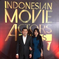 Menghadiri Indonesian Movie Actor Awards bersama sang suami, Hary Tanoesoedibjo, Liliana tampil elegan dengan jaket bulu dan dress biru. Dia melengkapi penampilannya dengan membawa clutch Hermes Kelly seharga Rp 400 jutaan. Foto: Instagram/liliana_tanoesoedibjo