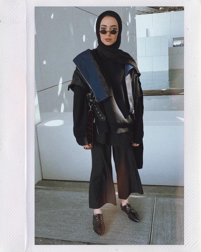 Salah satu hijabers yang memiliki gaya SWAG adalah Leena Al Ghouti. Ia merupakan fashion icon di Timur Tengah. Ia memiliki gaya hijab yang khas dan berbeda dengan wanita berhijab di sana. Foto: Instagram