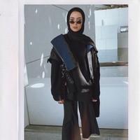 Salah satu hijabers yang memiliki gaya SWAG adalah Leena Al Ghouti. Ia merupakan fashion icon di Timur Tengah. Ia memiliki gaya hijab yang khas dan berbeda dengan wanita berhijab di sana. Foto: Instagram