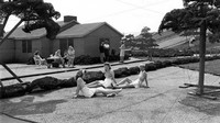 Sekilas foto ini seperti memperlihatkan lingkungan biasa di Amerika Serikat (AS) yang warganya sedang bersantai. Istimewa/Vintag.