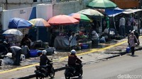 Jajaran PKL yang berjualan di atas trotoar di kawasan Jatinegara.