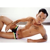 Saat pertama kali melihat boneka Ken, aku tahu apa itu arti kesempurnaan buatku. Aku tahu harus mencapainya, kata Jonny. Foto: Instagram/@jonathandylan