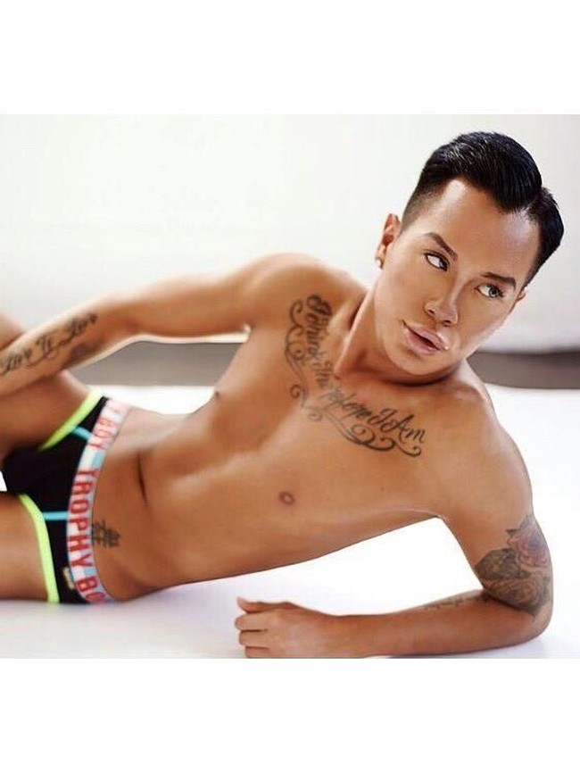 Saat pertama kali melihat boneka Ken, aku tahu apa itu arti kesempurnaan buatku. Aku tahu harus mencapainya, kata Jonny. Foto: Instagram/@jonathandylan