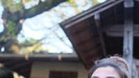 Penyanyi yang baru-baru ditetapkan sebagai saksi dari kasus penipuan First Travel, punya pose yang imut ketika menyantap potato butter saat berlibur di Jepang. Foto: Instagram @vickyshu