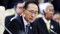 Lee Myung-Bak (76) menjabat sebelum Park Geun-Hye, yakni periode 2008-2013. Pekan ini, Lee ditangkap atas dugaan korupsi yang dilakukannya saat aktif menjabat. Dia dijerat berbagai dakwaan termasuk penyuapan, penyalahgunaan kekuasaan, penggelapan dan pengemplangan pajak. Penyelidikan kasus Lee masih bergulir. Foto: Reuters