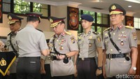 Kapolri Jenderal Tito Karnavian menyerahkan tongkat komando kepada Kapolda Maluku Brigjen Pol Andap Budhi Revianto.