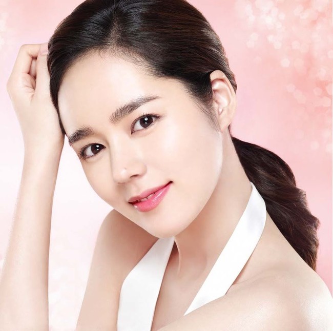 Hidung aktris Han Ga In membentuk wajahnya menjadi lembut dengan senyuman manis dan kecantikan natural. Setelah sukses menjadi model, Han Ga In pun berevolusi menjadi aktris drama. Ia menjadi pemeran utama dalam serial Bad Guy dan drama berjudul The Moon That Embraces The Sun. Foto: Istimewa