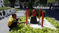 Tak lama kemudian, seorang petugas dengan baju Golkar DKI datang.  Petugas itu lalu mulai mengecat fire hydrant yang tadinya kuning. Diperintah atasan, kata petugas tersebut.